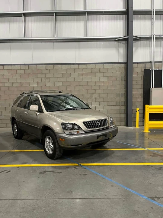 1999 Lexus RX 1st Gen - Image 5 of 11