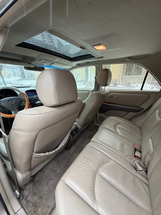 1999 Lexus RX 1st Gen - Image 9 of 11
