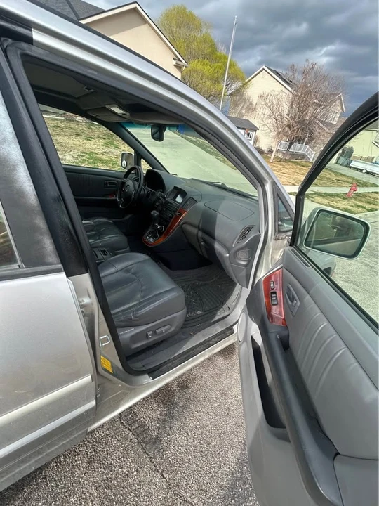 1999 Lexus RX 1st Gen - Image 5 of 9