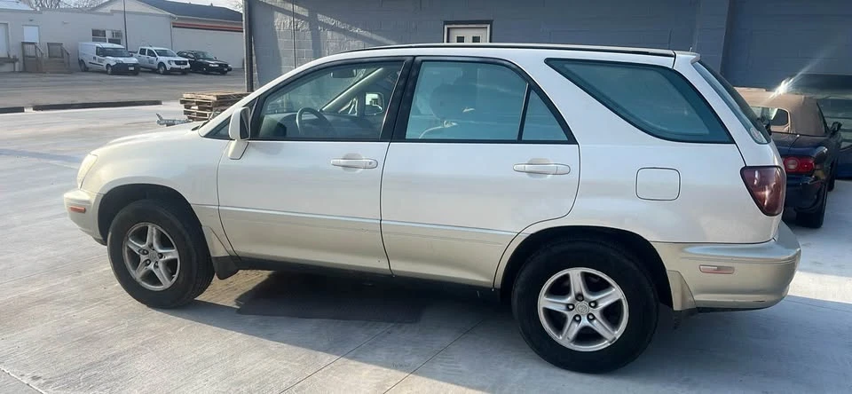 1999 Lexus RX 1st Gen - Image 3 of 9