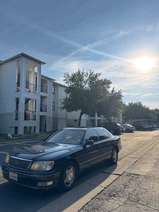 1999 Lexus LS 2nd Gen - Image 2 of 4