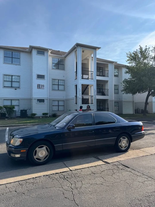 1999 Lexus LS 2nd Gen - Image 3 of 4