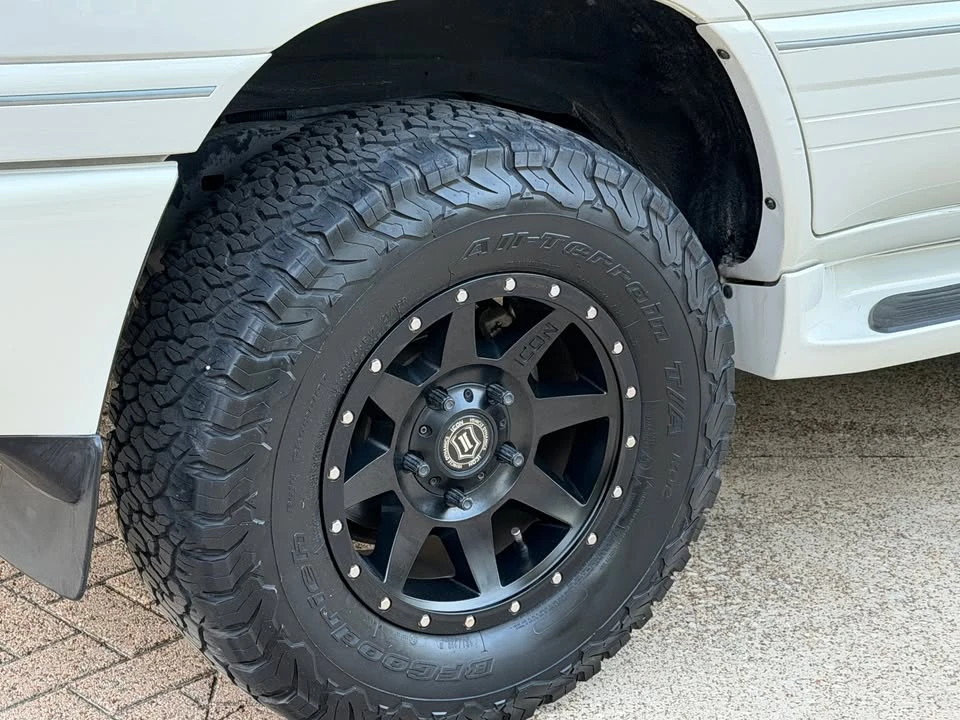 1999 Lexus LX 2nd Gen - Image 16 of 20