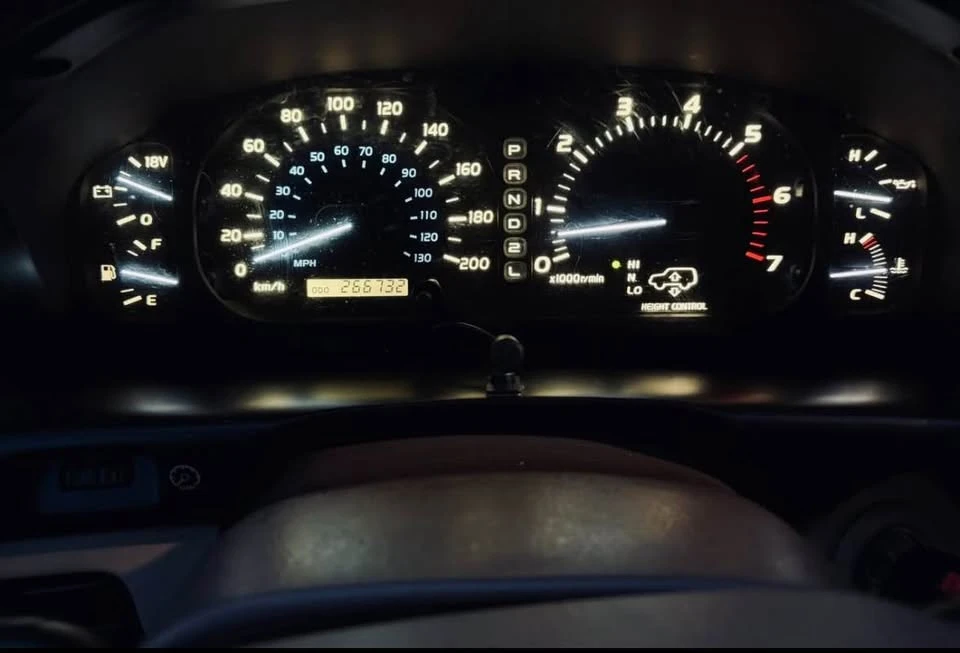1999 Lexus LX 2nd Gen - Image 18 of 19