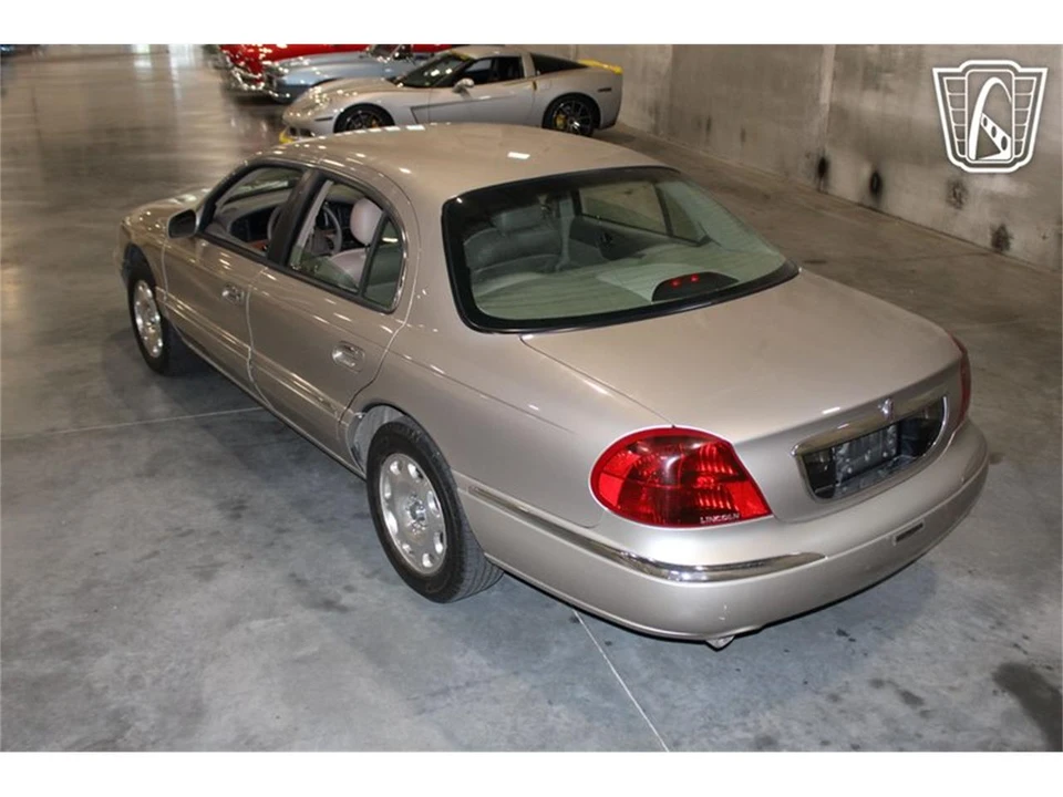 1999 Lincoln Continental 9th Gen - Image 11 of 31