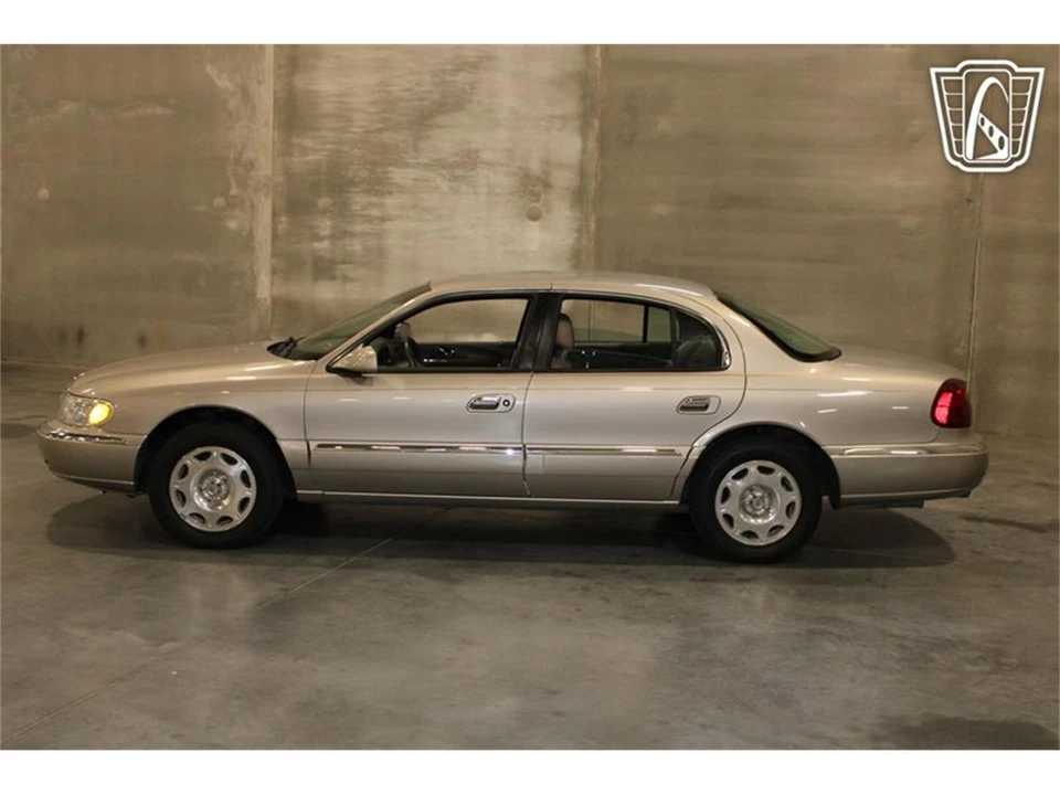 1999 Lincoln Continental 9th Gen - Image 2 of 31