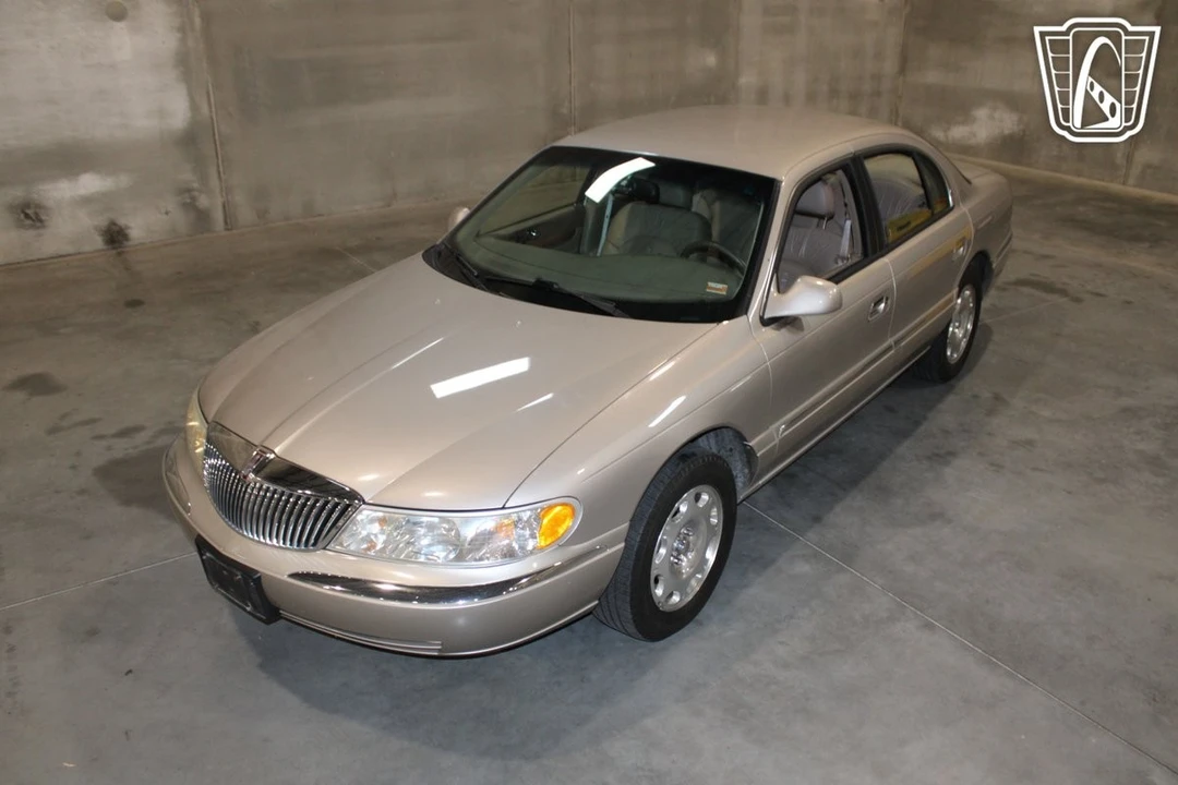 1999 Lincoln Continental 9th Gen - Image 10 of 12
