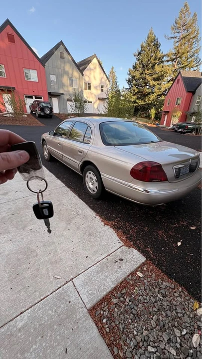1999 Lincoln Continental 9th Gen - Image 2 of 4