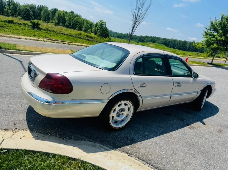 1999 Lincoln Continental 9th Gen - Image 2 of 9