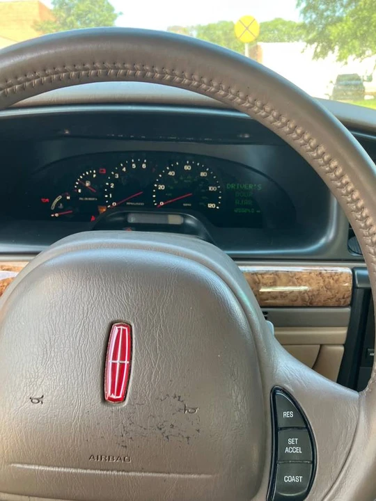 1999 Lincoln Continental 9th Gen - Image 11 of 19