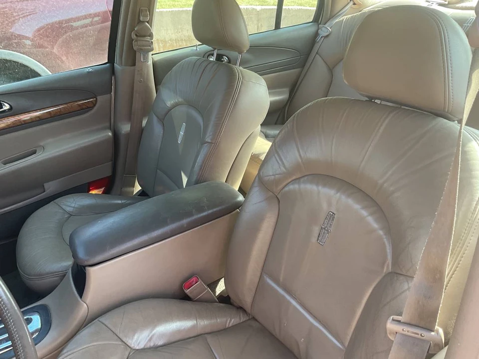 1999 Lincoln Continental 9th Gen - Image 2 of 9