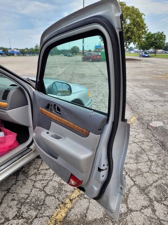 1999 Lincoln Continental 9th Gen - Image 11 of 16