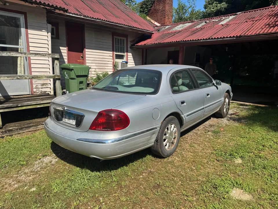 1999 Lincoln Continental 9th Gen - Image 2 of 9