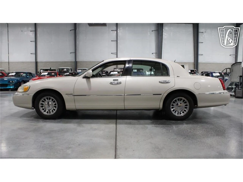 1999 Lincoln Town Car - Image 17 of 31