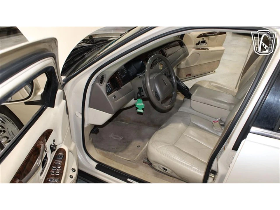 1999 Lincoln Town Car - Image 2 of 31