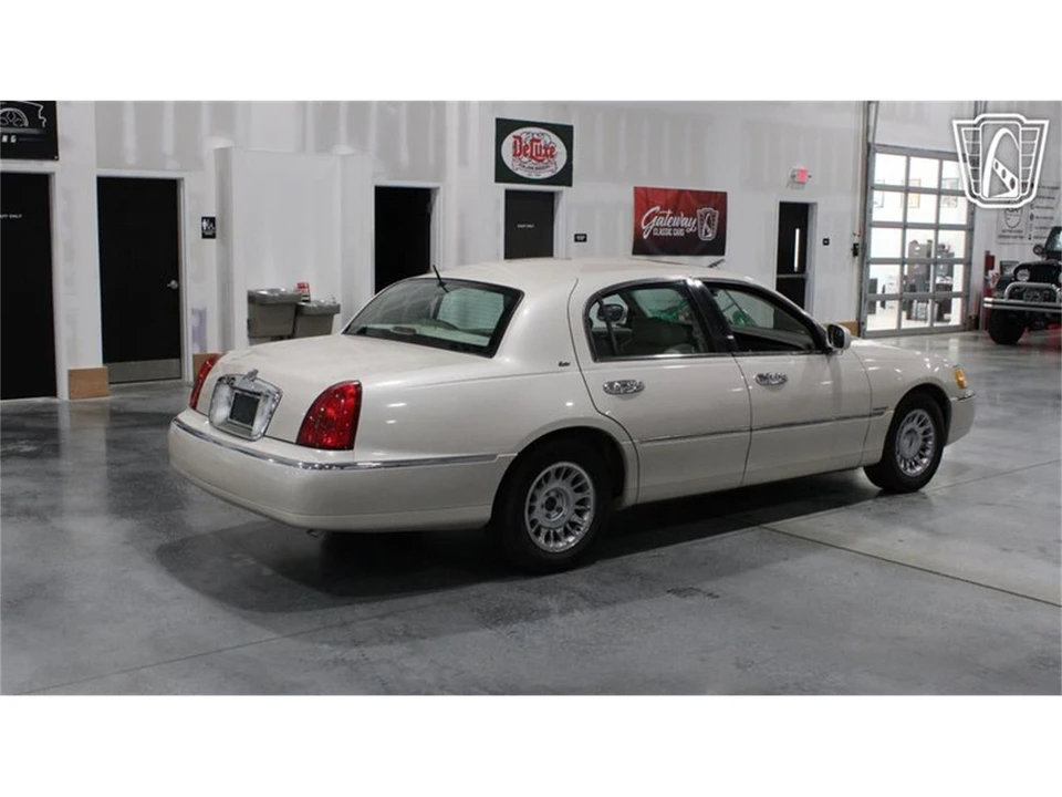 1999 Lincoln Town Car - Image 12 of 31