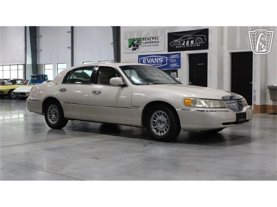 1999 Lincoln Town Car - Image 22 of 31