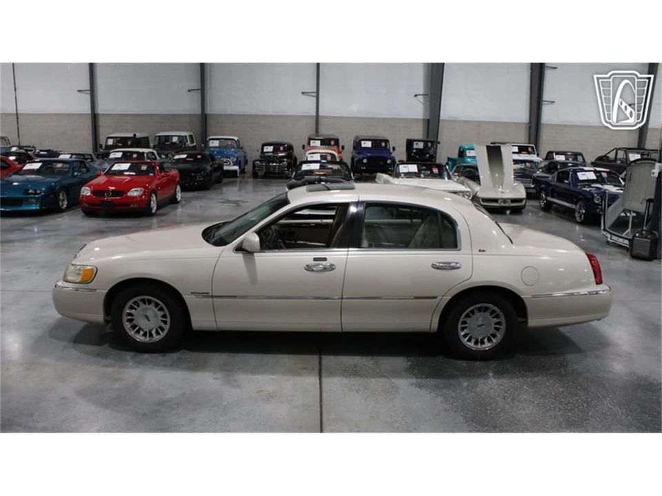 1999 Lincoln Town Car - Image 27 of 31