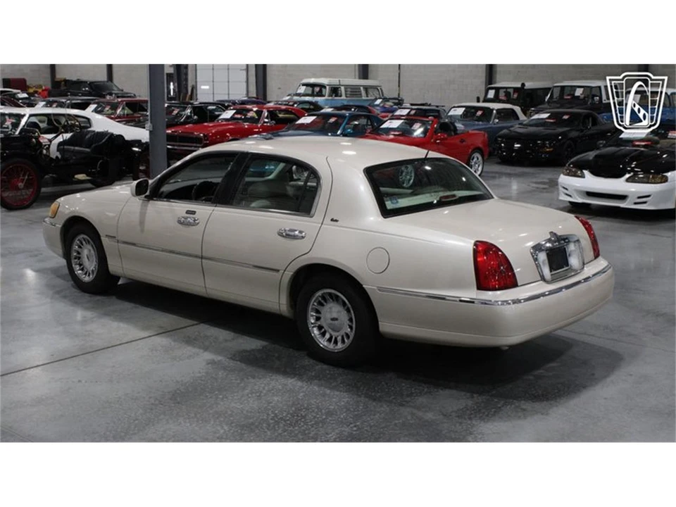 1999 Lincoln Town Car - Image 28 of 31