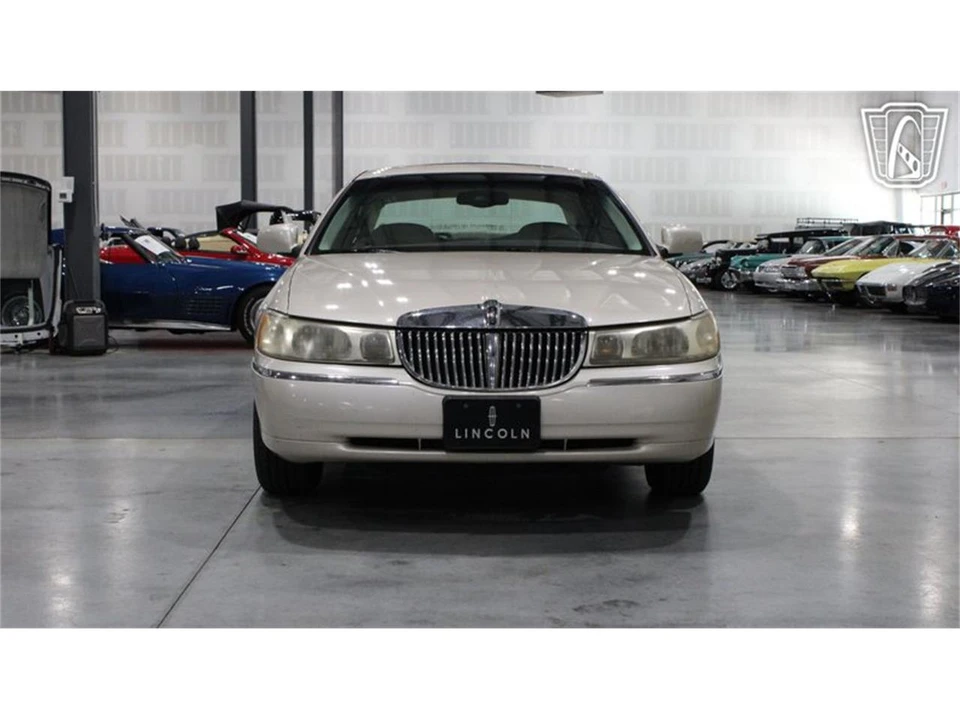 1999 Lincoln Town Car - Image 23 of 31