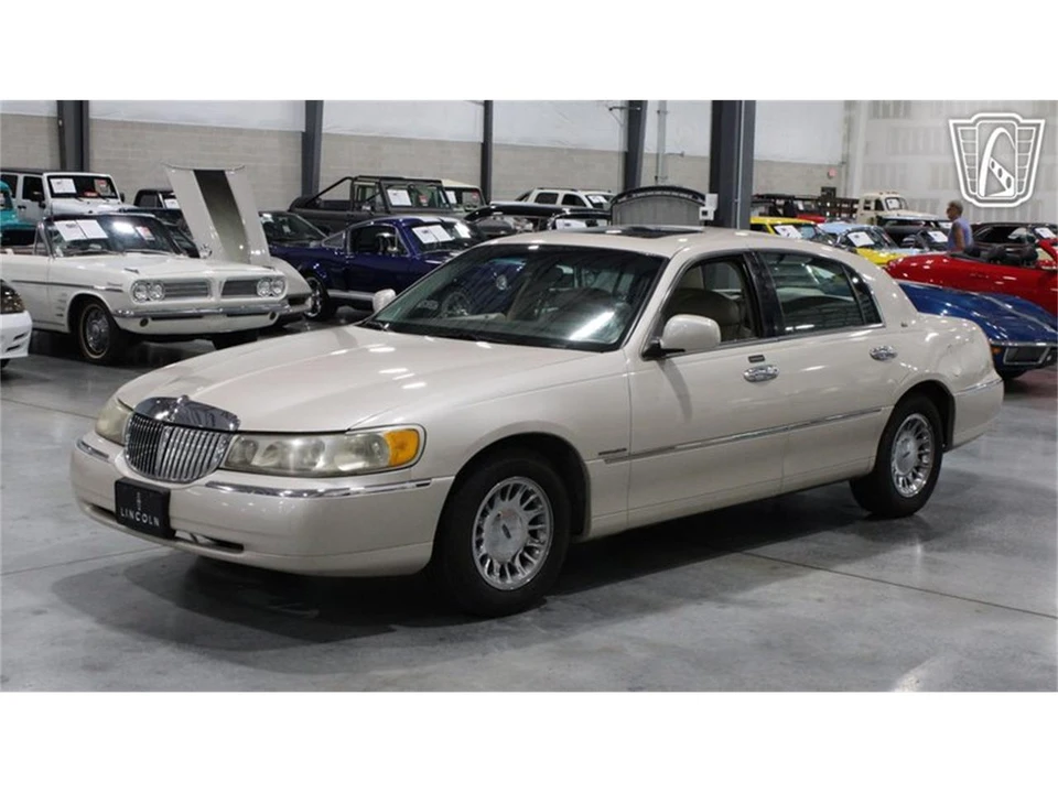 1999 Lincoln Town Car - Image 8 of 31
