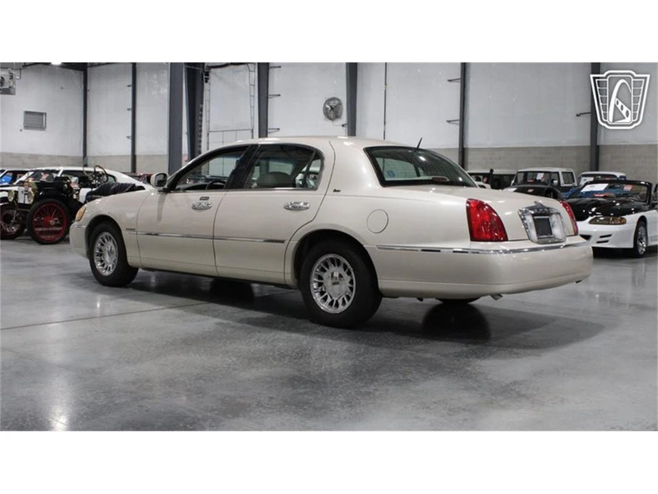 1999 Lincoln Town Car - Image 18 of 31