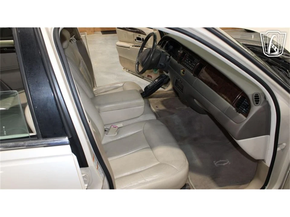1999 Lincoln Town Car - Image 3 of 31