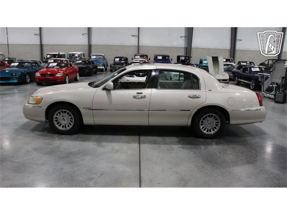 1999 Lincoln Town Car - Image 9 of 31