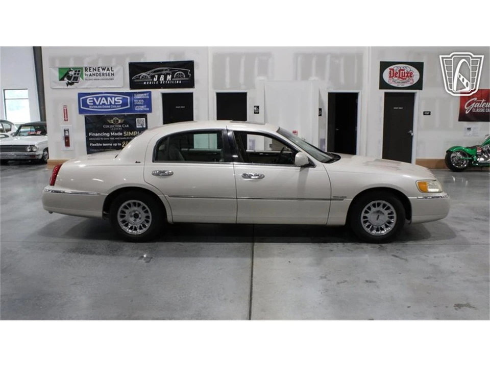 1999 Lincoln Town Car - Image 13 of 31