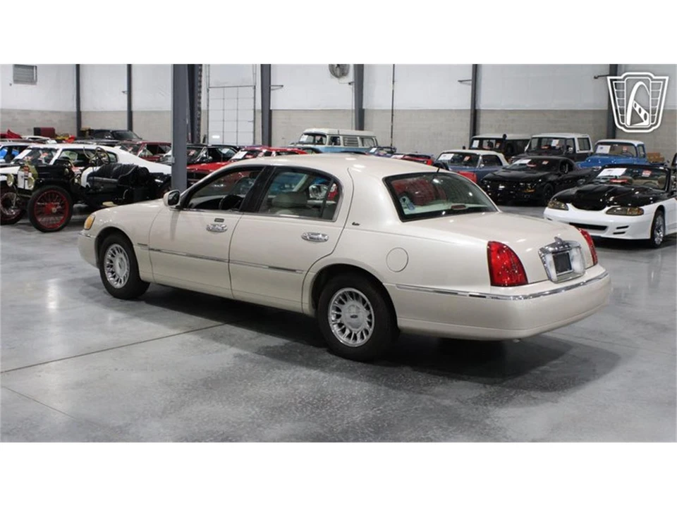 1999 Lincoln Town Car - Image 10 of 31