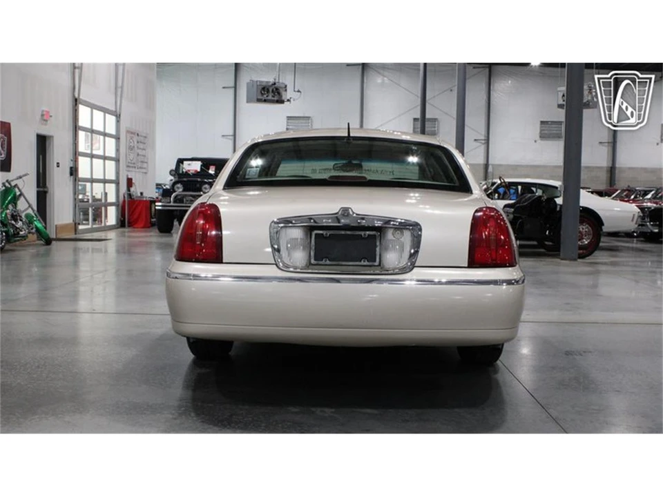 1999 Lincoln Town Car - Image 19 of 31