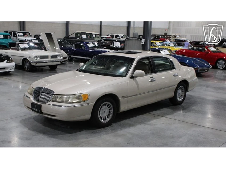 1999 Lincoln Town Car - Image 24 of 31