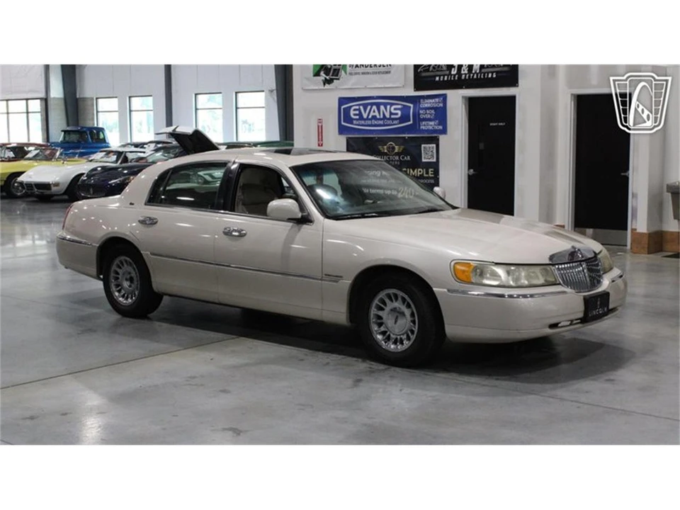 1999 Lincoln Town Car - Image 14 of 31