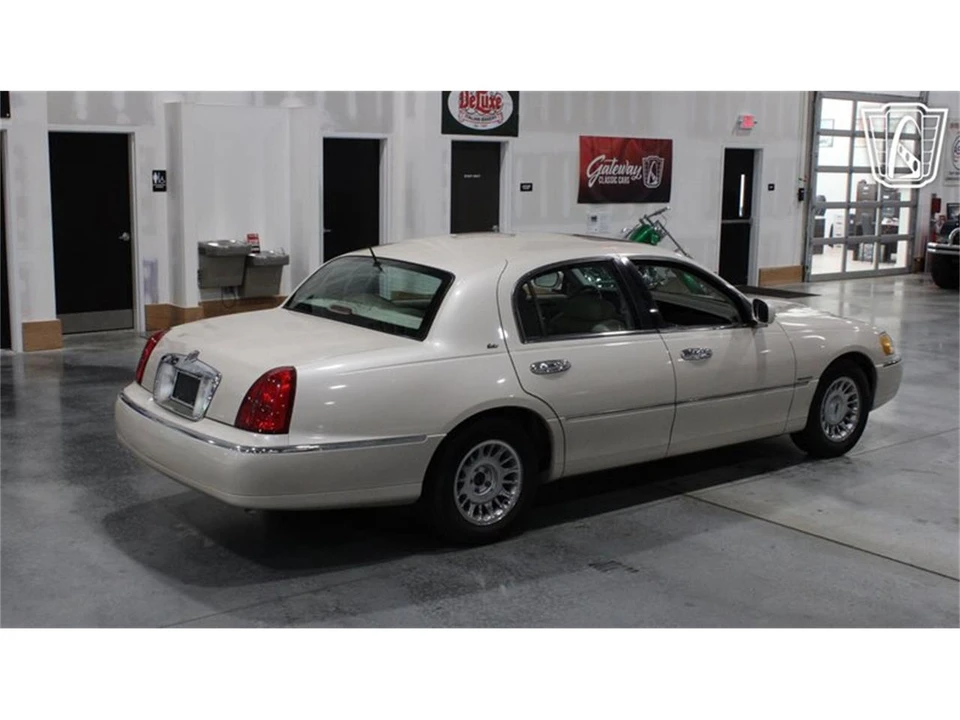 1999 Lincoln Town Car - Image 30 of 31