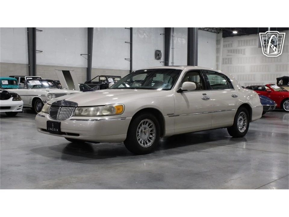 1999 Lincoln Town Car - Image 16 of 31