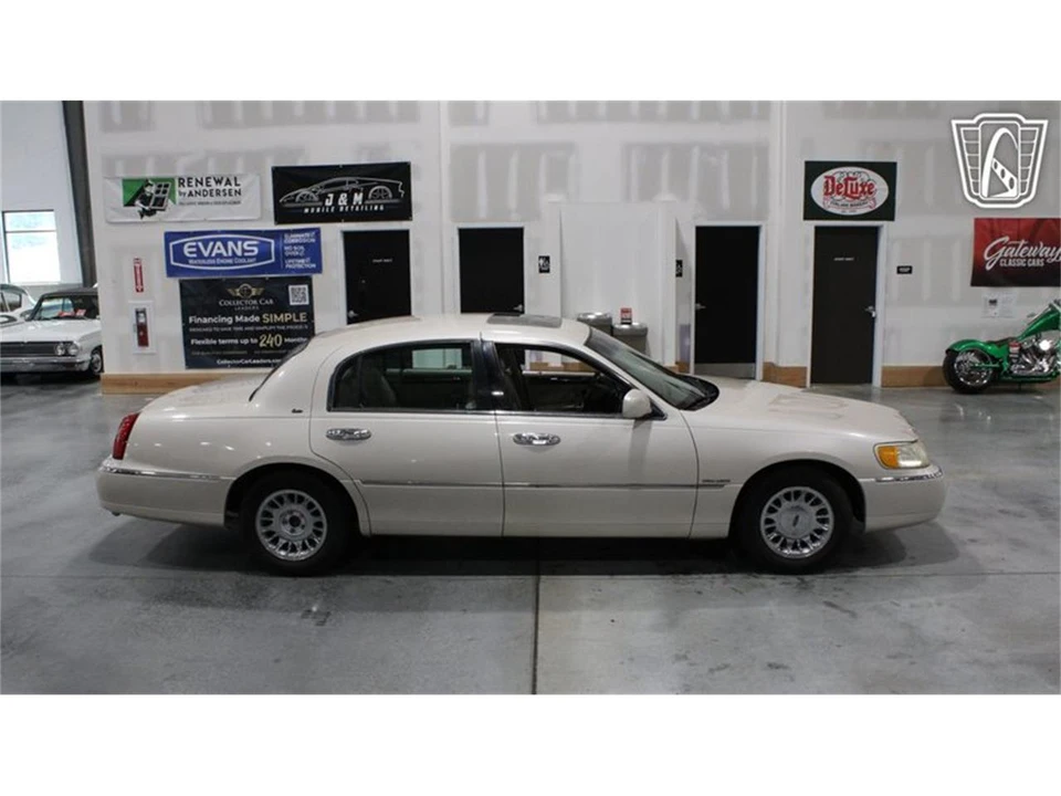 1999 Lincoln Town Car - Image 31 of 31