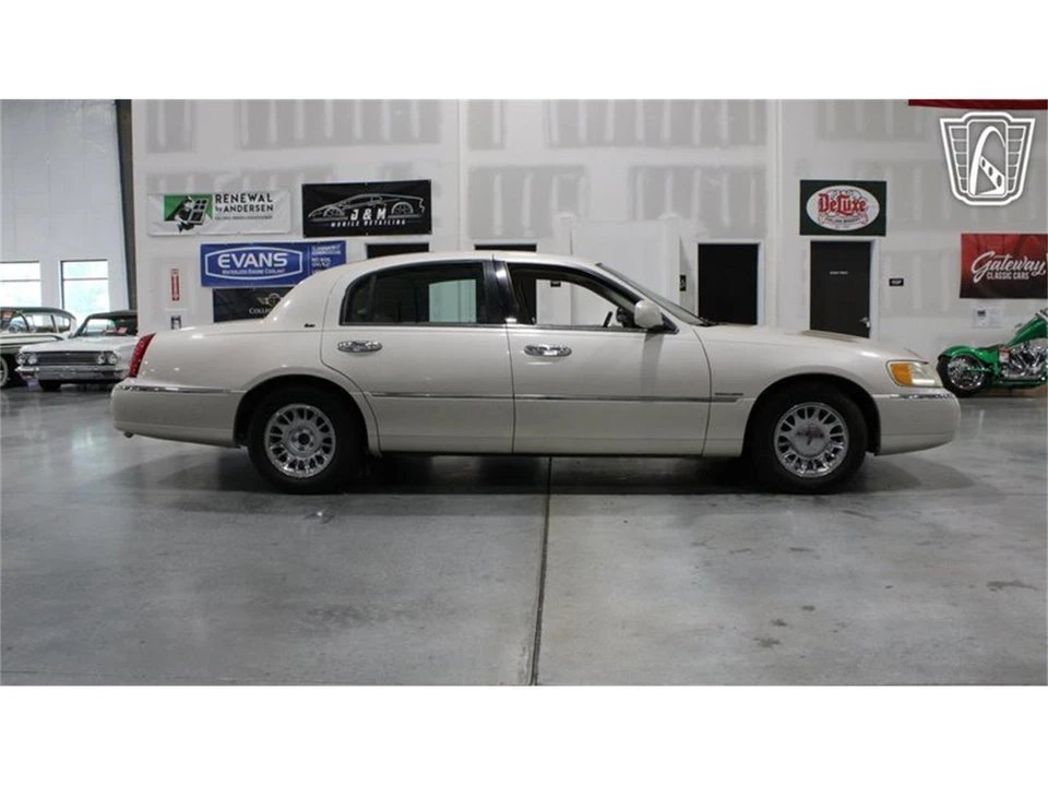 1999 Lincoln Town Car - Image 21 of 31