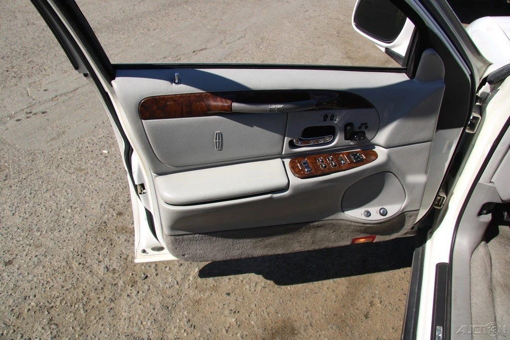 1999 Lincoln Town Car - Image 13 of 21