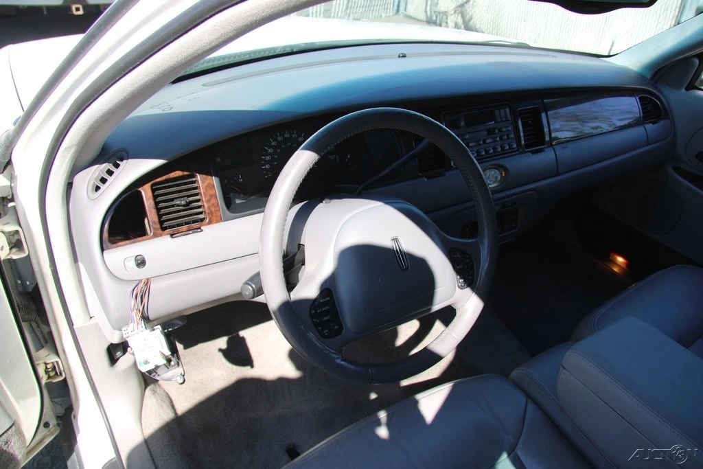 1999 Lincoln Town Car - Image 15 of 21