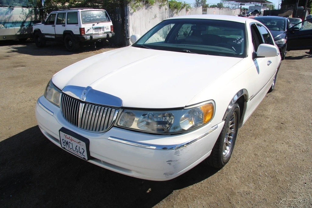 1999 Lincoln Town Car - Image 2 of 21