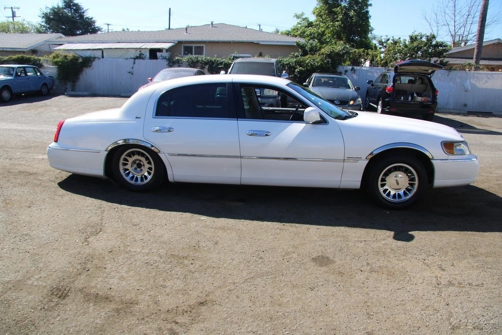1999 Lincoln Town Car - Image 9 of 21