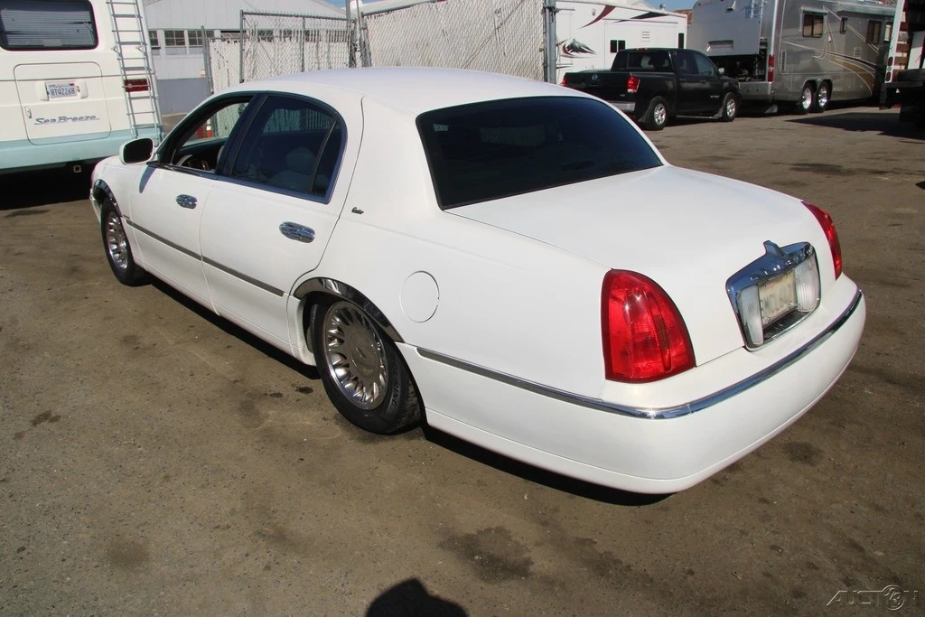 1999 Lincoln Town Car - Image 5 of 21