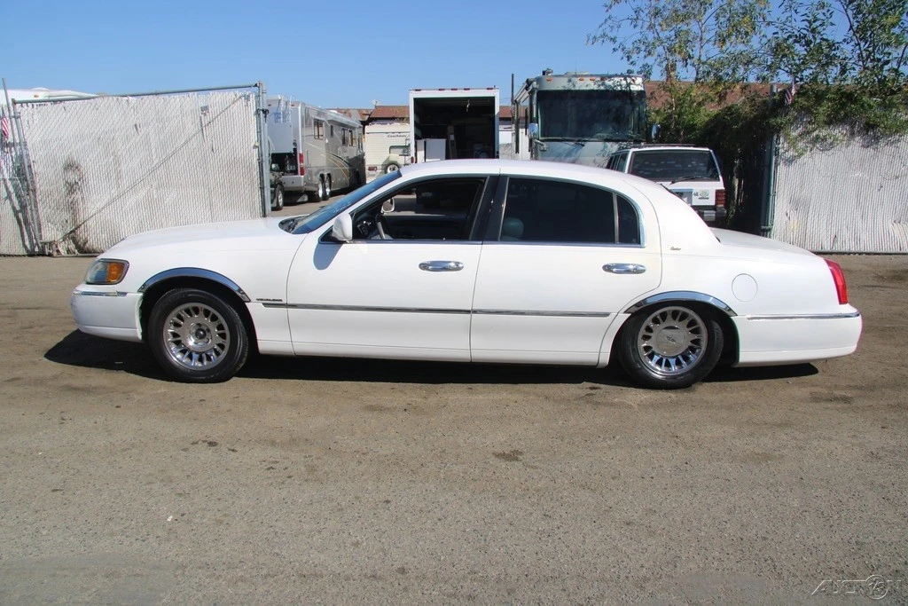1999 Lincoln Town Car - Image 3 of 21