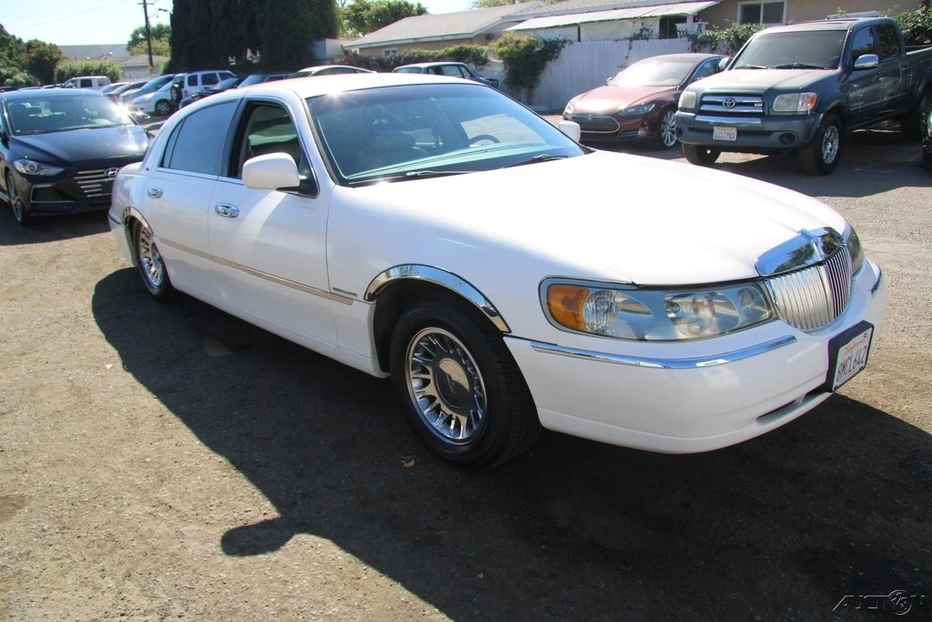 1999 Lincoln Town Car - Image 10 of 21