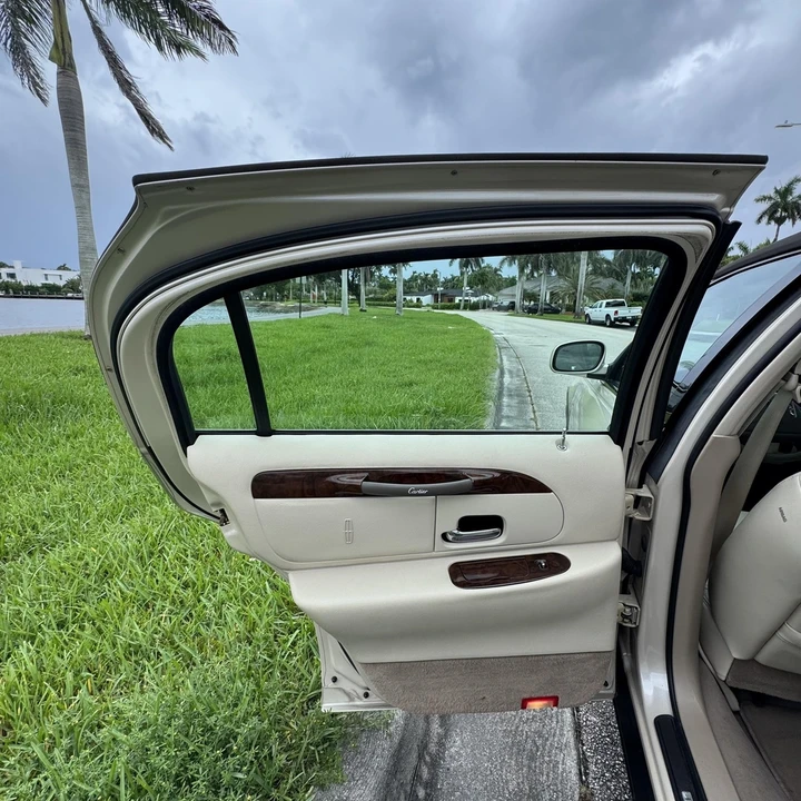 1999 Lincoln Town Car - Image 14 of 21