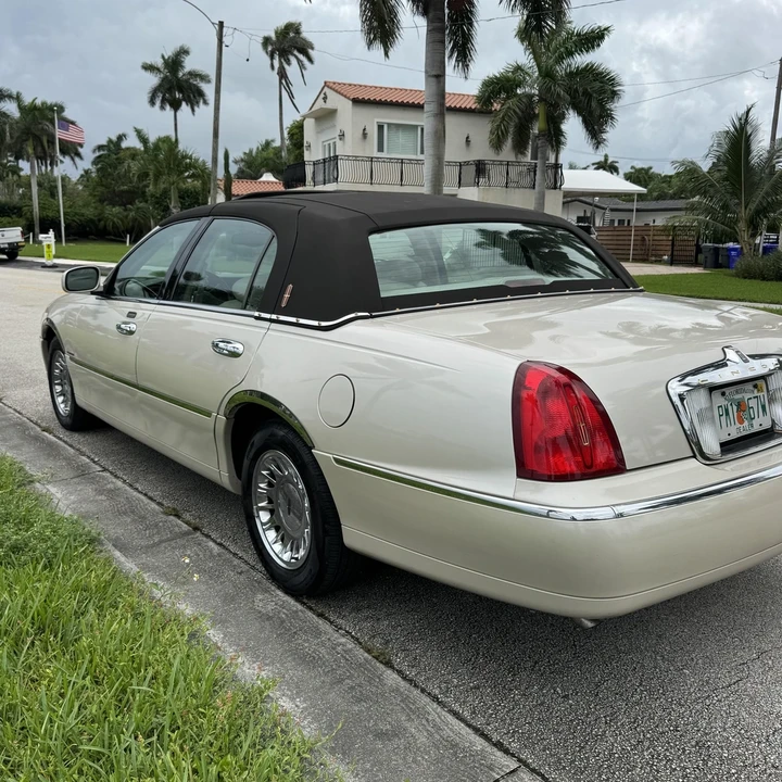 1999 Lincoln Town Car - Image 9 of 21