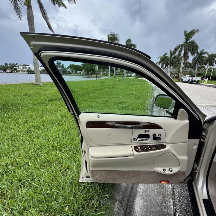 1999 Lincoln Town Car - Image 13 of 21