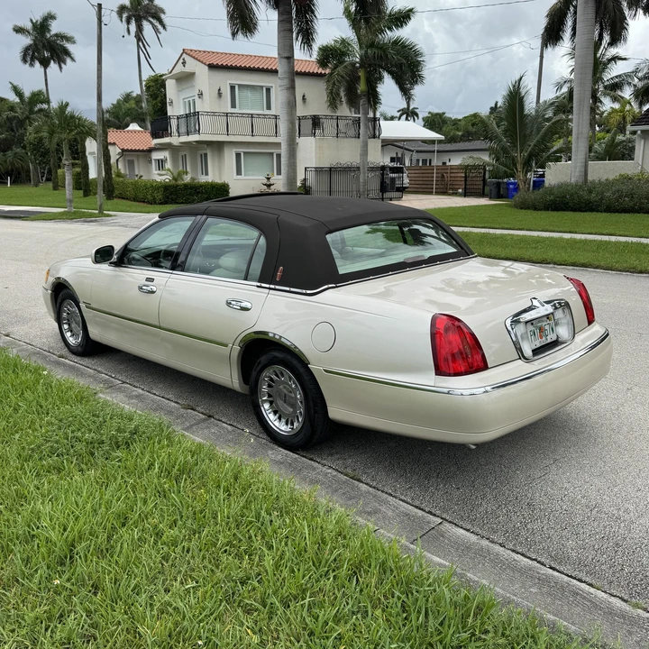 1999 Lincoln Town Car - Image 8 of 21