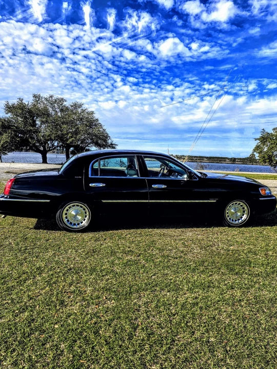 1999 Lincoln Town Car - Image 2 of 20