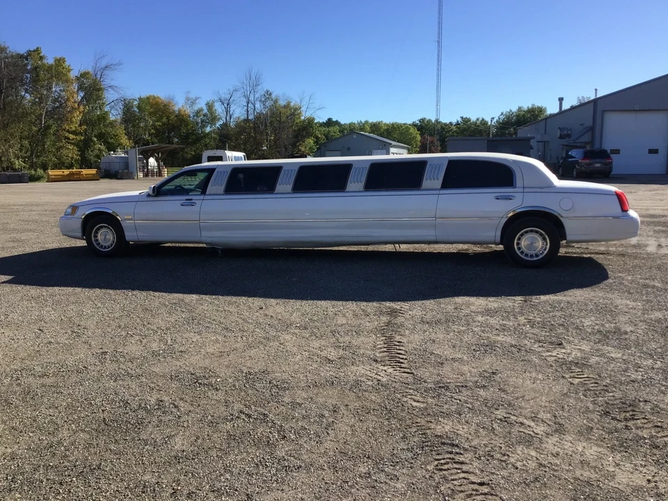 1999 Lincoln Town Car - Image 6 of 21